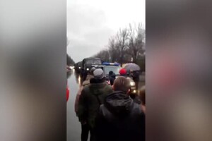Ucraina, cittadini provano a bloccare una colonna russa a Melitopol (ANSA)
