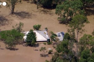 Australia, trova riparo dall'alluvione sul tetto di casa: salvato in elicottero (ANSA)