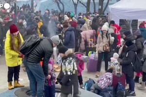 Ucraina, a Leopoli volontari accolgono sfollati con cibo e bevande calde (ANSA)