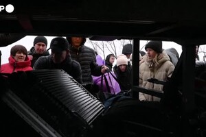 Ucraini salgono su un autobus diretto al confine con la Moldavia (ANSA)