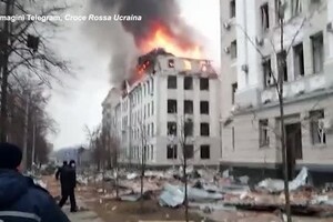 Ucraina, crolla il tetto dell'edificio Affari interni a Kharkiv (ANSA)