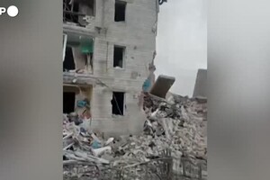 Ucraina, le conseguenze dei bombardamenti: edifici distrutti a Kiev, Irpin e Zhytomyr (ANSA)
