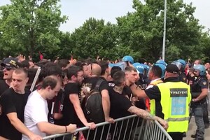 Sassuolo-Milan, tensione fuori dallo stadio fra tifosi rossoneri e polizia (ANSA)