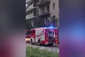 Incendio in palazzo a Milano, persona salvata da pompieri (ANSA)