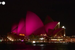La Sydney Opera House si illumina di rosa per rendere omaggio a Olivia Newton-John (ANSA)