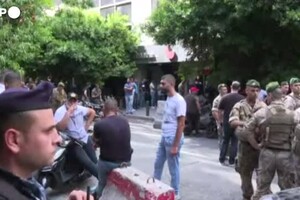 Libano, ostaggi in banca a Beirut: solidarieta' della folla con il sequestratore (ANSA)