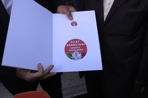 Elezioni, il deposito dei simboli tra svolte pacifiste dei gilet arancioni e partiti della Follia (ANSA)