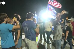 Florida, supporter di Trump riuniti fuori dalla sua residenza perquisita dall'Fbi (ANSA)