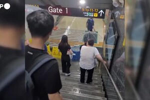 Seul, piogge torrenziali allagano la metropolitana di Gangnam (ANSA)