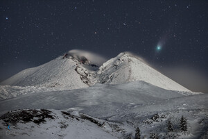 La cometa C/2022 E3 (ZTF) sopra l'Etna (fonte: Dario Giannobile) (ANSA)