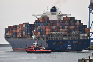 Porti: portacontainer nel porto di Genova (ANSA)