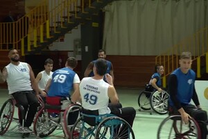 Spagna, partita di basket in sedia a rotelle per il premier Sanchez (ANSA)