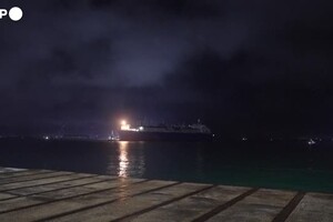 La nave rigassificatrice Golar Tundra arrivata a Piombino (ANSA)