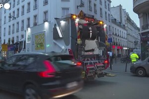 Francia: riforma pensioni, i netturbini puliscono le strade di Parigi dopo la protesta (ANSA)
