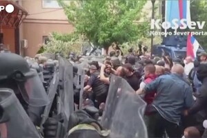 Kosovo, scontri fra manifestanti serbi e polizia: feriti anche 34 militari Nato (ANSA)