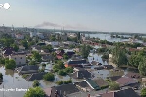 Ucraina, diga Kakhovka: l'acqua raggiunge i tetti delle case di Kherson (ANSA)
