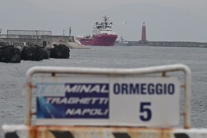 Migranti, la Ocean Viking arriva a Napoli: striscioni di benvenuto (ANSA)