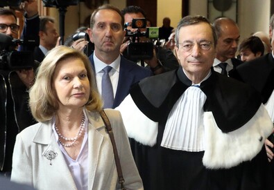 Mario Draghi, all'epoca presidente della BCE, con la moglie Maria Serenella quando fu insignito della laurea honoris causa dalla Cattolica di Milano (archivio) (ANSA)