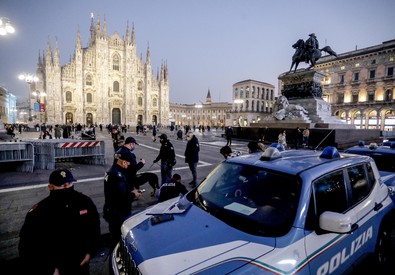 Polizia in piazza Duomo (ANSA)