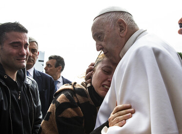 Papa Francesco abbraccia una donna all'esterno del Gemelli (ANSA)
