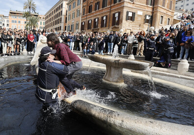 Un momento dell'azione dimostrativa organizzata dagli attivisti di Ultima Generazione nella fontana della Barcaccia in Piazza di Spagna (ANSA)