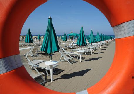 Veduta di una spiaggia di San Vincenzo (Livorno) in una foto d'archivio © ANSA