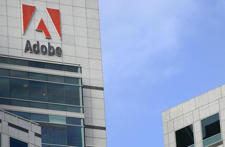 Adobe bloccherà lo stipendio dei lavoratori non vaccinati © EPA