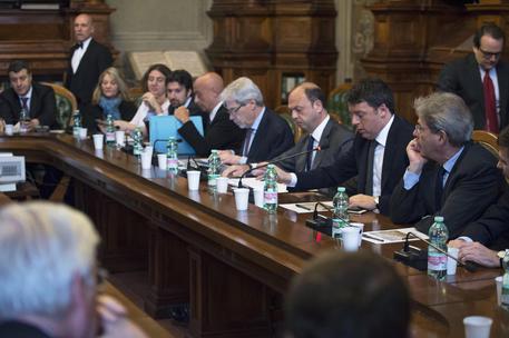 Il premier Matteo Renzi durante l'incontro con i capigruppo di maggioranza e opposizione a Palazzo Chigi, Roma, 23 marzo 2016. ANSA / US PALAZZO CHIGI - TIBERIO BARCHIELLI © ANSA