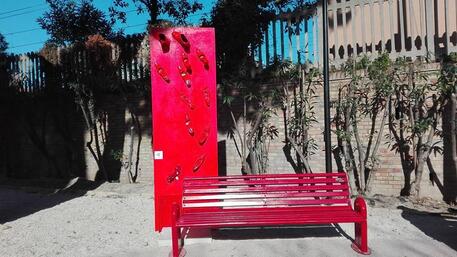 Panchina rossa, simbolo della violenza sulle donne, a Porto San Giorgio © ANSA