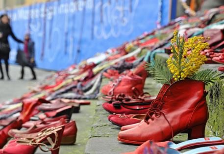 Scarpe rosse per dire no alla violenza sulle donne © ANSA
