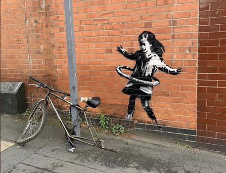 Banksy: 'Mia la ragazzina con hula hoop' © Ansa