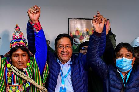 Luis Arce festeggia il risultato delle elezioni presidenziali © AFP