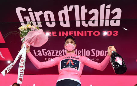 Giro: Ganna vince crono a Palermo, è prima maglia rosa © ANSA