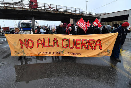 Nave delle armi, protesta nel porto di Genova © ANSA