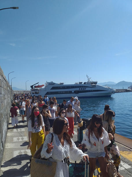 Turisti in arrivo a Capri  (Napoli) © ANSA
