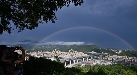 L'arcobaleno sul nuovo ponte di Genova © AFP