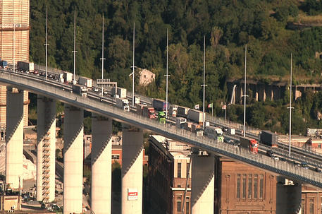 Ponte Genova San Giorgio, code nella prima mattina dopo la riapertura al traffico © ANSA