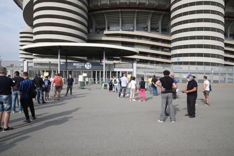 Alcuni degli spettatori ammessi in fila davanti allo Stadio Meazza per assistere all'amichevole Inter-Pisa, Milano © ANSA
