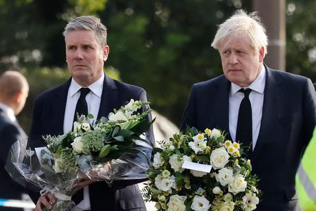 Gb: deputato ucciso,Johnson e Starmer depongono corone fiori © AFP