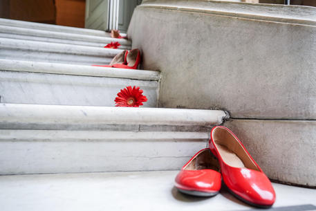Scarpe rosse simbolo della violenza sulle donne © ANSA