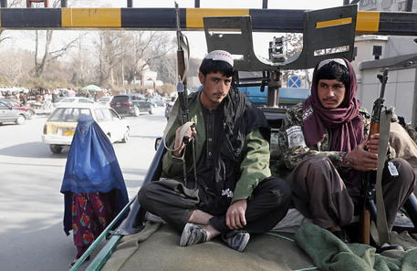 Talebani pattugliano Kabul in un'immagine recente © EPA