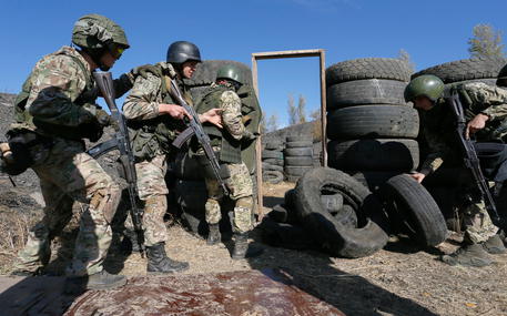 Militanti ucraini pro-Russia in un'immagine recente © EPA