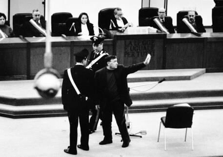 Il boss di Cosa Nostra Salvatore Riina alla sua prima udienza del processo sulla strage di Capaci, nell' aula-bunker dell'Ucciardone, Palermo, 28 febbraio 1993 © ANSA