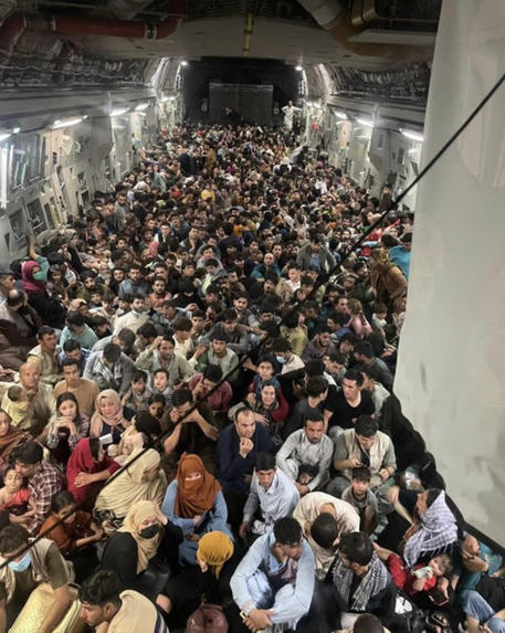 Il drammatico salvataggio: 800 profughi afghani su un aereo militare Usa C-17, portati da Kabul in Qatar (da TWITTER) © ANSA