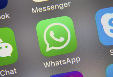 Multa da 225 mln a WhatsApp per violazione leggi privacy Ue © EPA