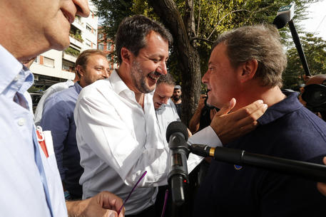 Il leader della Lega Matteo Salvini e il candidato sindaco di Roma Carlo Calenda al mercato di Porta Portese a Roma © ANSA