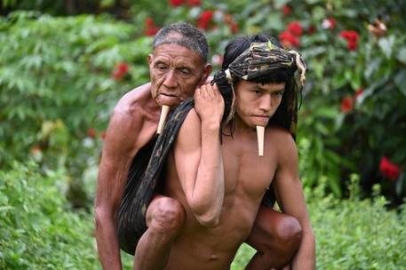 Amazzonia, 12 ore con il papà sulle spalle per vaccinarlo © ANSA