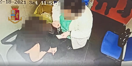 Un fermo immagine mostra un momento dell'operazione che ha portato all'arresto di una infermiera dell'hub vaccinale Fiera del Mediterraneo © ANSA