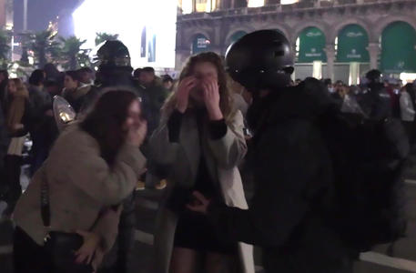 Un fermo immagine di un video delle aggressioni al duomo di Milano la notte di Capodanno © ANSA
