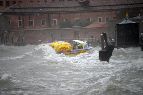 Venezia, acqua alta a 173 cm bloccata in mare dal Mose © ANSA